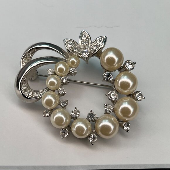 Vintage Circle Brooch Pin Faux Pearls Clear Rhinestones Silver Tone MCM Estate - Picture 1 of 8